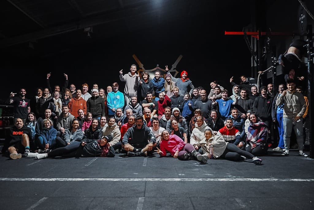 Grande photo de groupe souriante sur le plateau