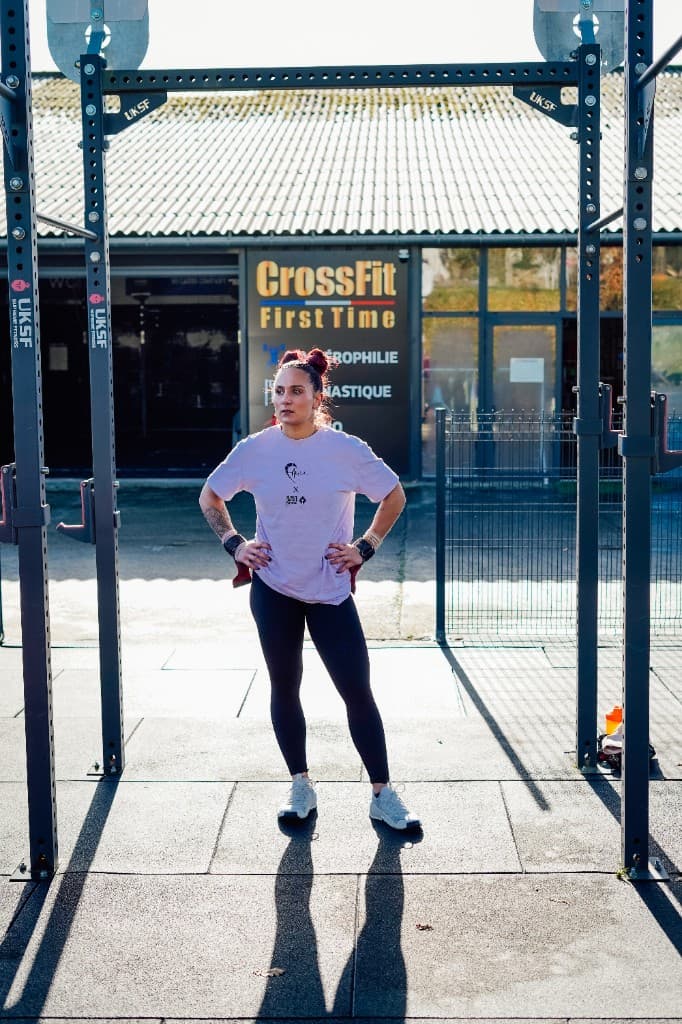 Athlète devant la façade CrossFit First Time en extérieur
