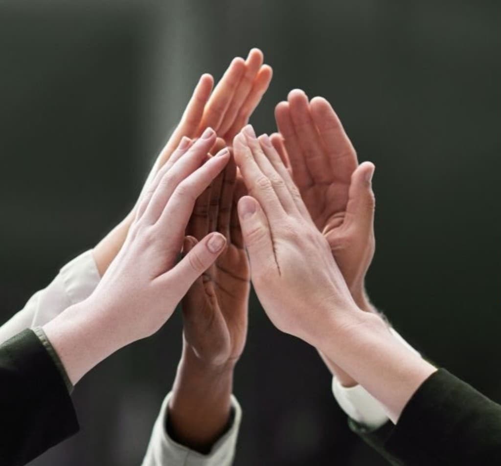 Mains unies vers le haut — journée cohésion et esprit d'équipe